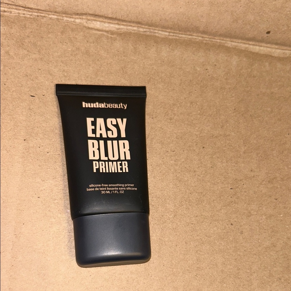 HUDA BEAUTY Easy Blur Primer in Black and Gray